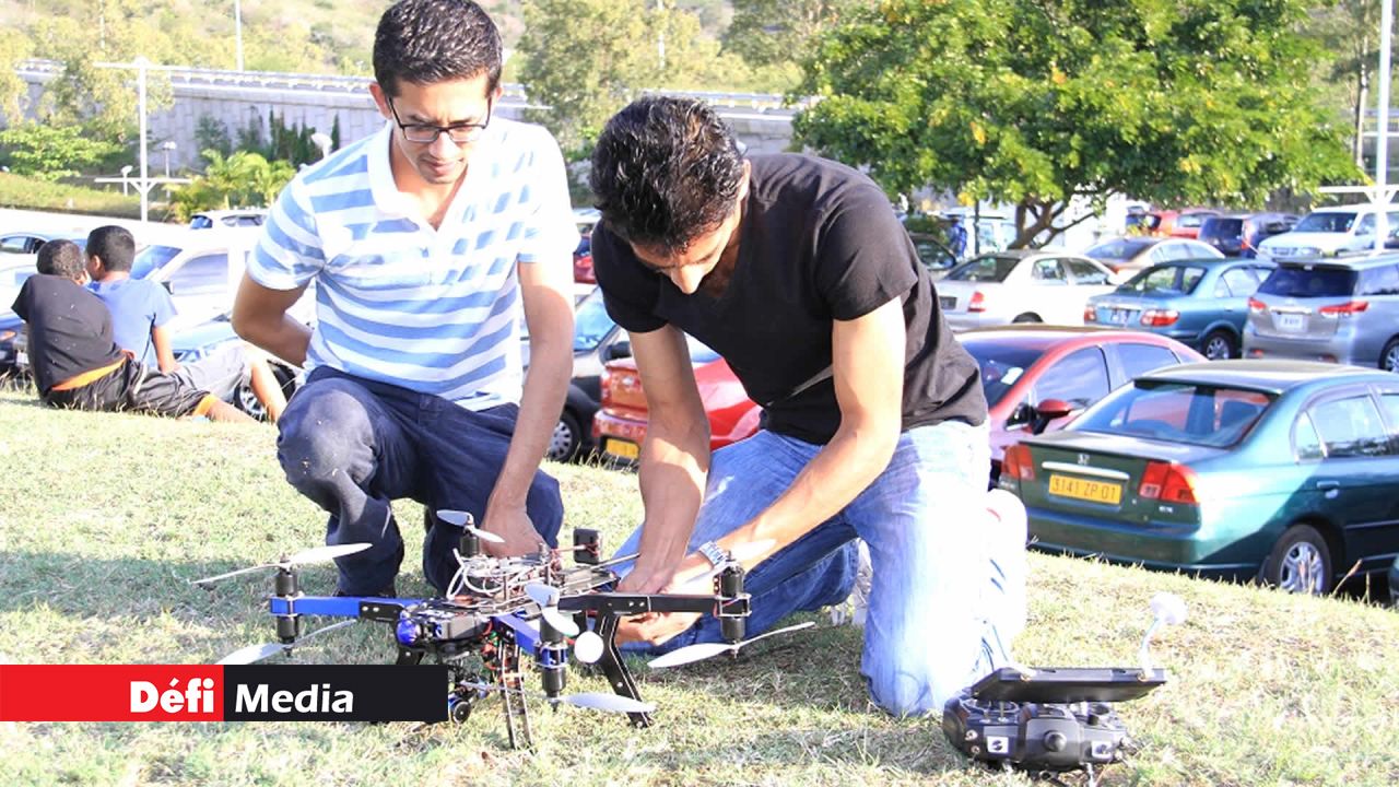 Ashraff et Tariq vérifiant la batterie du drone.
