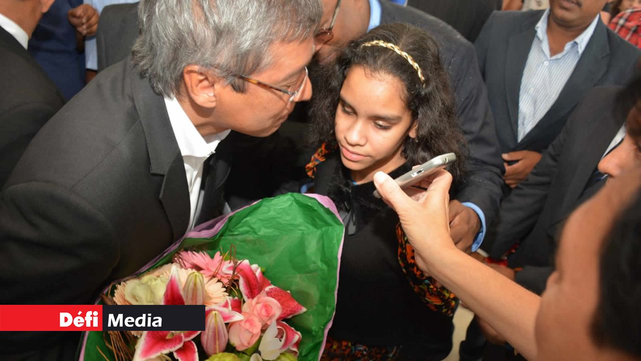 Xavier-Luc Duval accueillant Jane Constance au State Lounge de l’aéroport de Plaisance