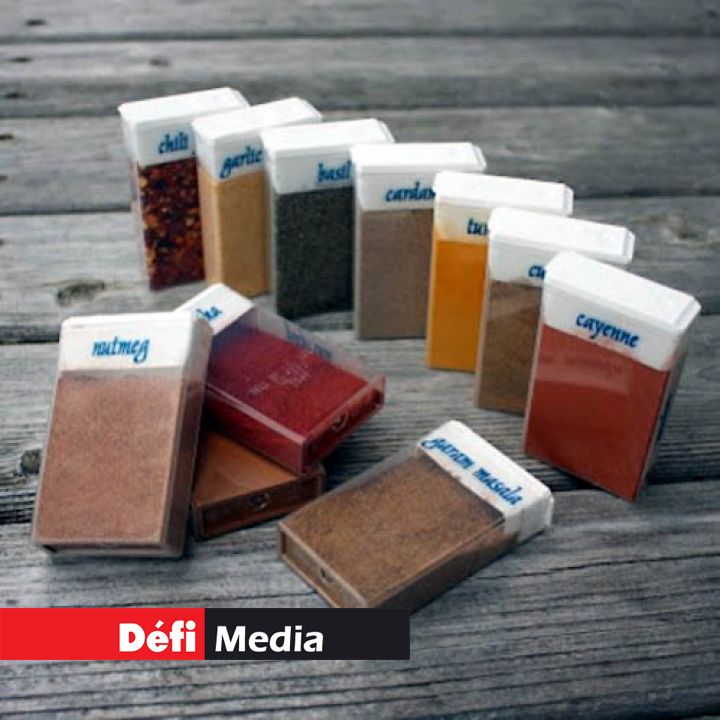 Utilisez des boîtes de tic-tac pour transporter les épices