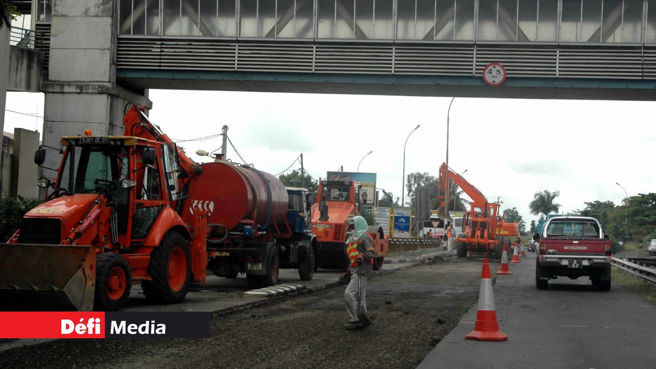 Nando Bodha, a expliqué comment, le ministère a eu recours à des « urgents works » pour la construction ou le réaménagement des routes.