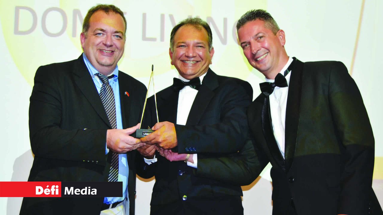 Bernard Mongelard (à gauche ) de Dome Living recevant son trophée de Best Eco Property et M. Marteau de Ixina.