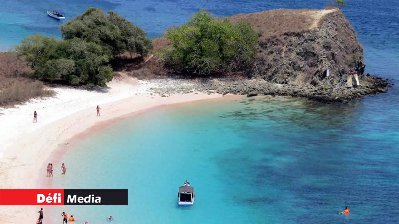 On est à Lubuan Bajo, et comme son nom l'indique le Pink Beach, a une plage... rose.
