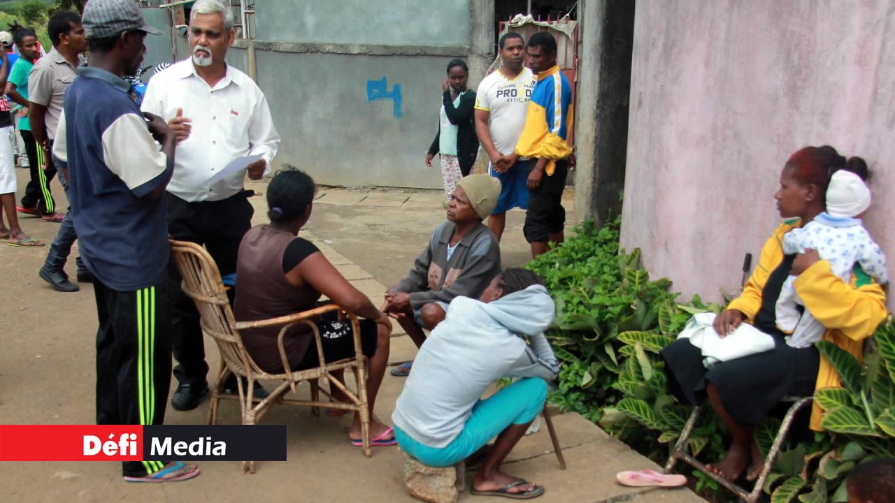 Les familles découragées attendent dans la rue.
