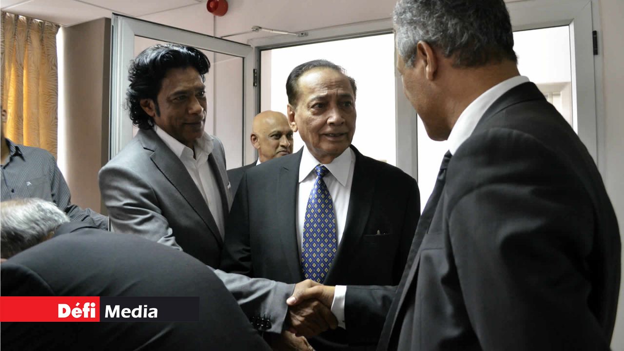 Le ministre Bodha et Me Yousuf Mohamed arrivant à la réunion.