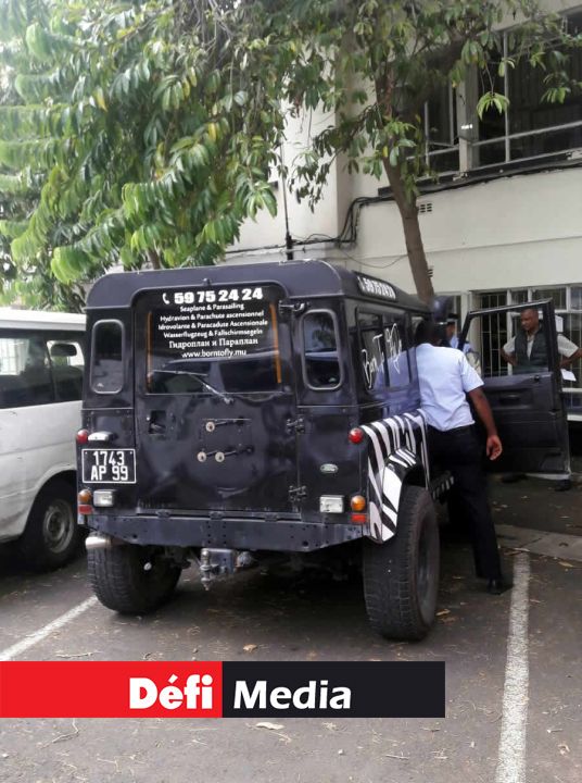 La jeep noire soupçonnée d’être impliquée dans le « hit and run » dans les locaux de la police