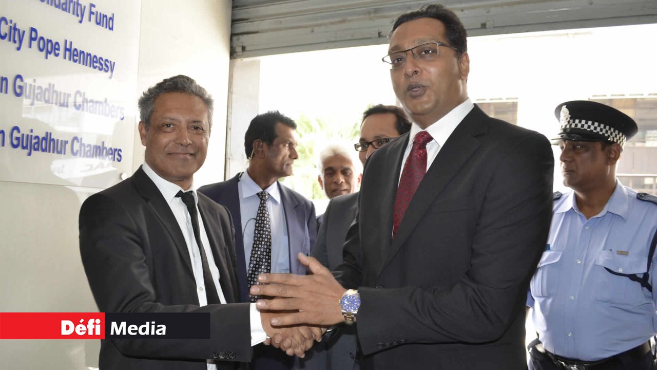 Le président du Bar Council Antoine Domingue et le ministre de la Bonne gouvernance Roshi Bhadain