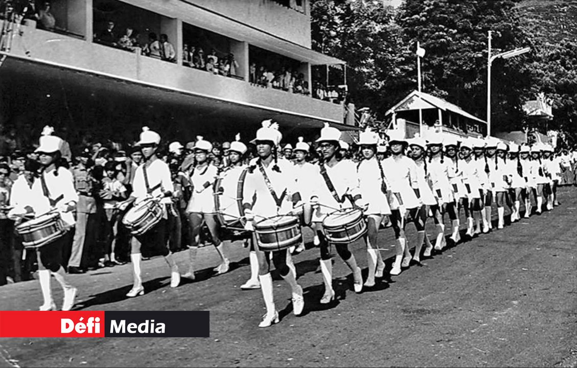 Ce cliché datant du 12 mars 1973 a immortalisé les majorettes tambour défilant lors de la fête nationale.