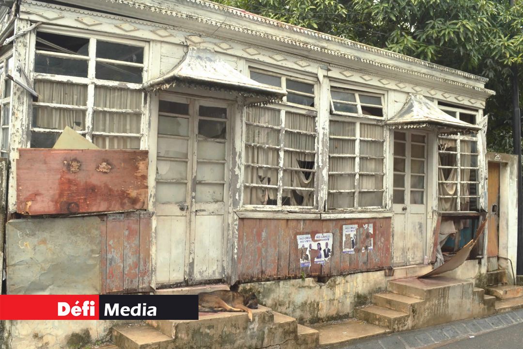 Maison abandonnée
à la devanture éventrée à la rue Tang Kwen.