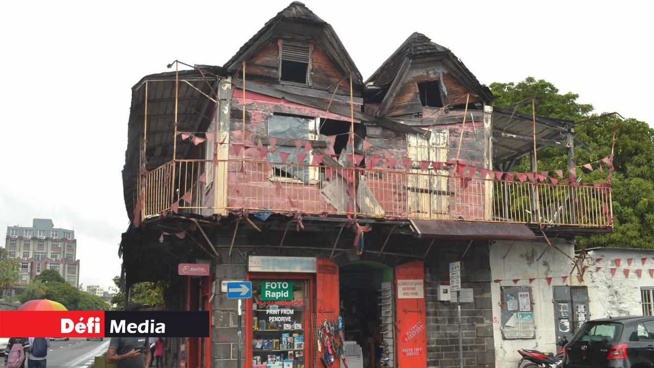 Vé́ritable eye sore en face des Casernes centrales.