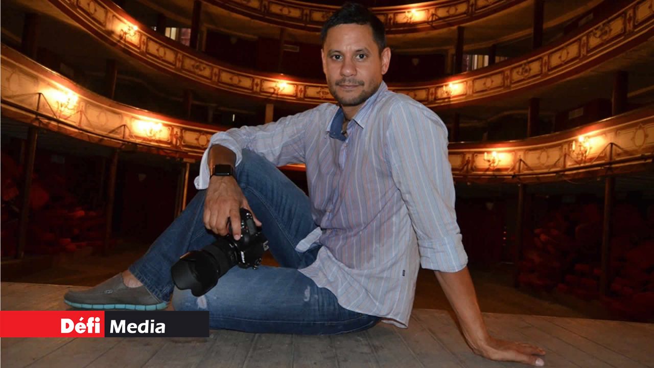 Paul Choy fait une séance photo au
Théâtre de Port-Louis.