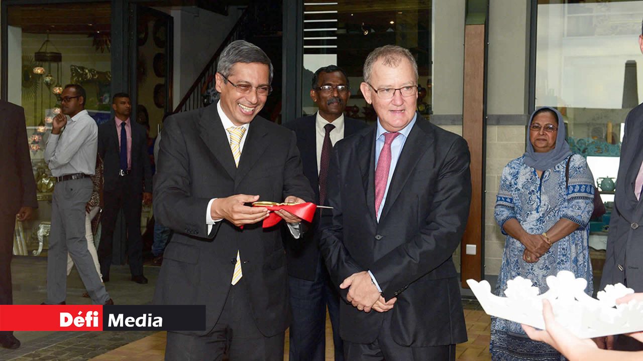 Le Premier ministre adjoint, Xavier-Luc Duval, en compagnie dun Group CEO d’ENL Ltd,
Hector Espitalier-Noël.