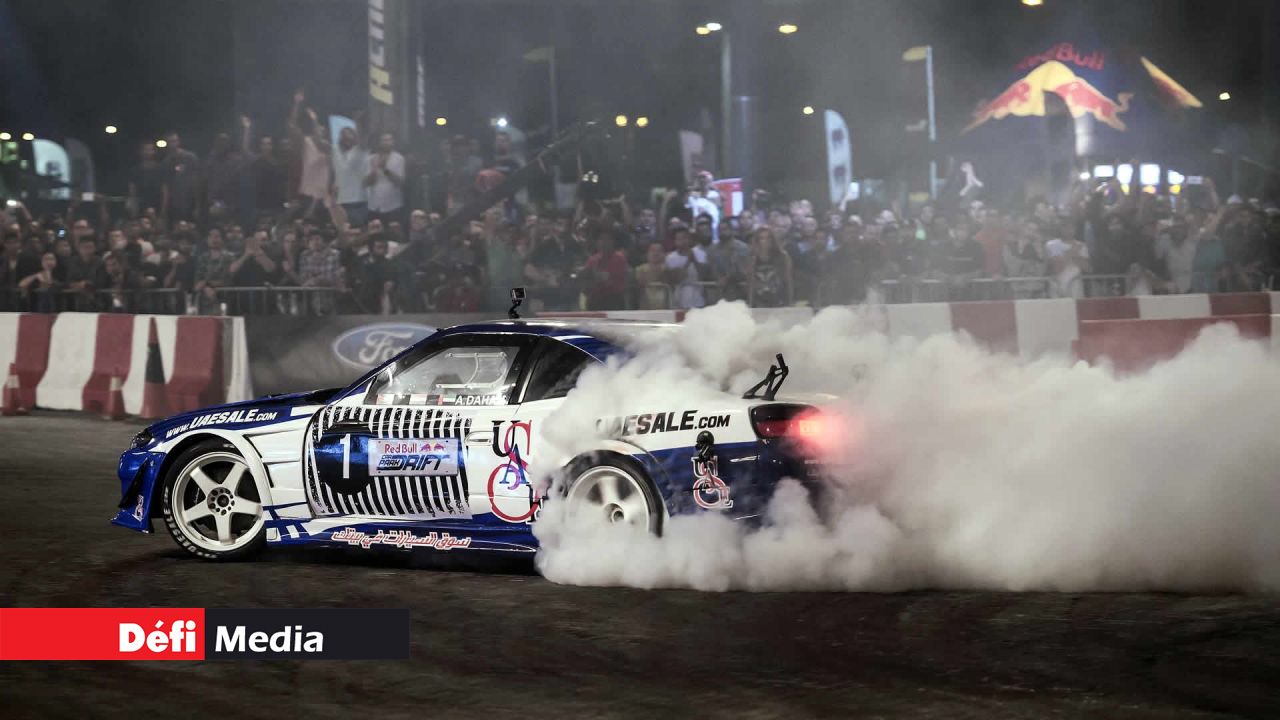 Ahmad Daham a fait crisser ses pneus et fumer son moteur pour le plaisir des spectateurs. (Crédit photos : Gilbert Deville)