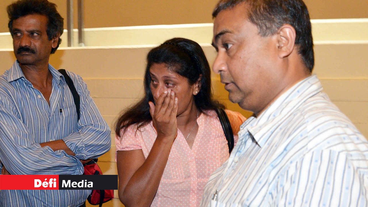 La syndicaliste Jane Ragoo gagnée par l’émotion après la rencontre tripartite.