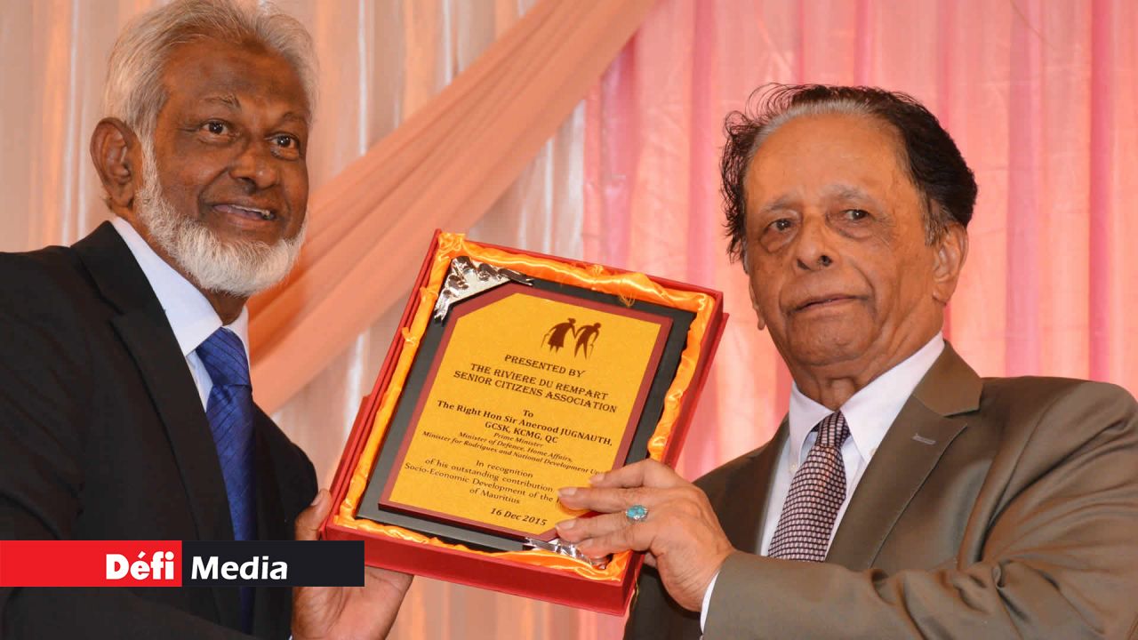 SAJ recevant un shield du président de la Rivière-du-Rempart Senior Citizens Association.