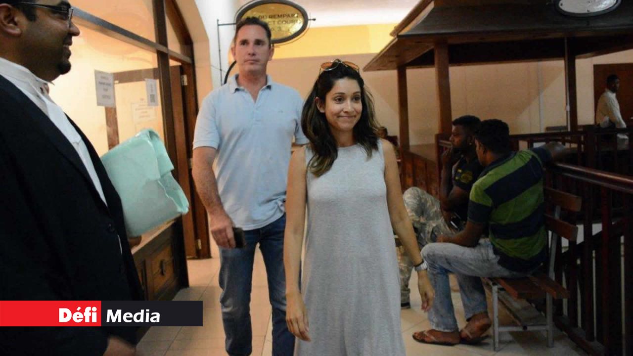 Laina Rawat en compagnie de son époux, Brian Burns,
à leur sortie de la salle d’audience du tribunal de Mapou.