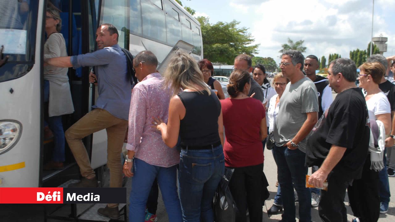 Des passagers du vol AF 463 quittant l’aéroport International de Mombasa.