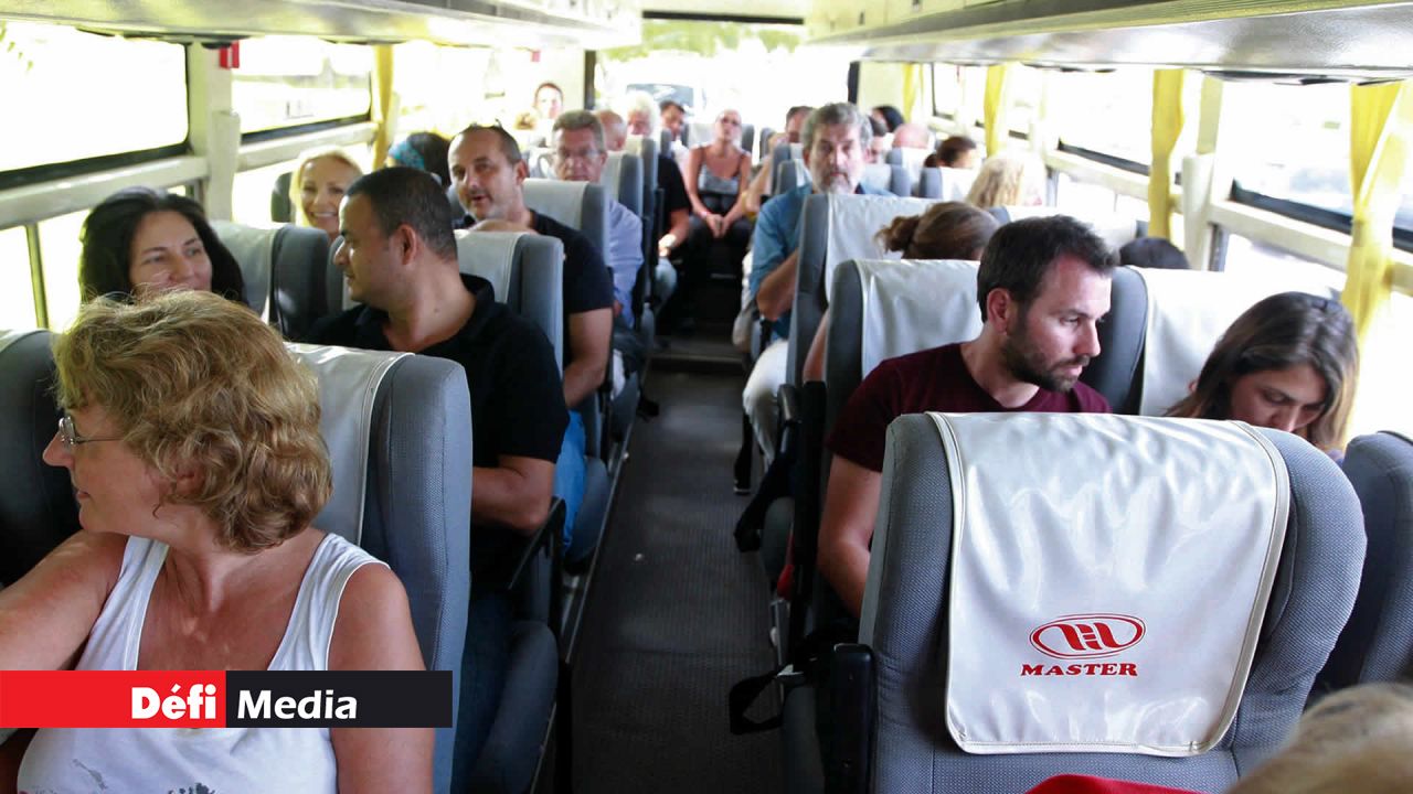 Les passagers du vol AF 463 dans un autocar les transportant à leur hôtel.