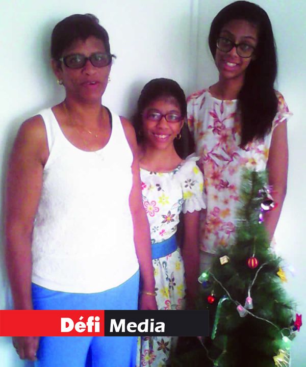 Fadia Maderbocus (à gauche) a ressorti son sapin deux ans après la précédente célébration.