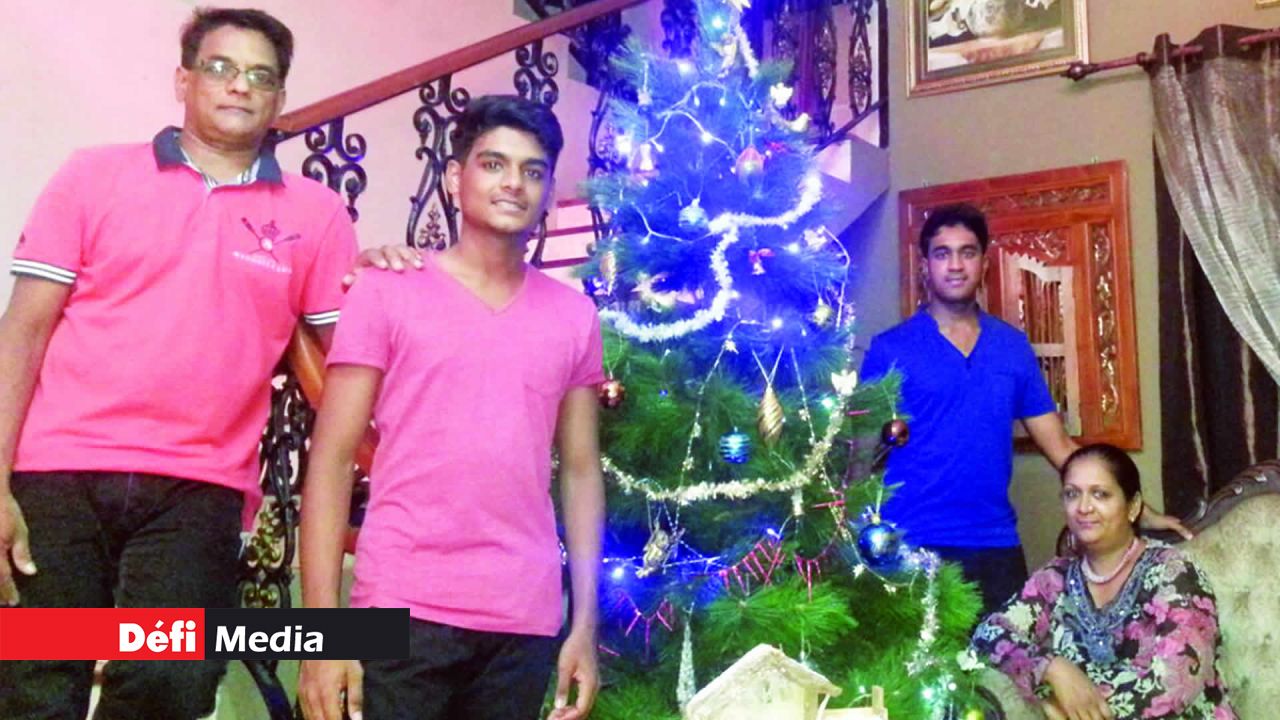 Chaque année, les Moher installent une petite crèche au pied de leur cheminée artificielle.