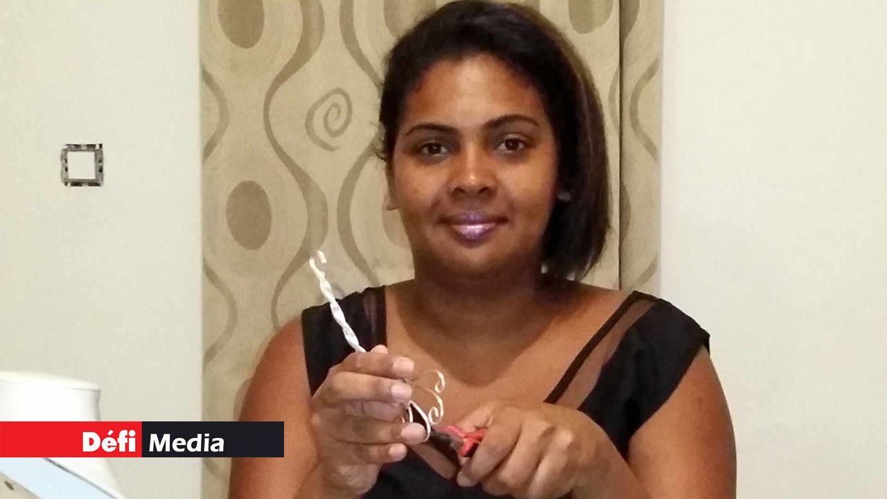 C’est à travers l’internet qu’Elsa a décidé de confectionner des bijoux avec du fil aluminium.