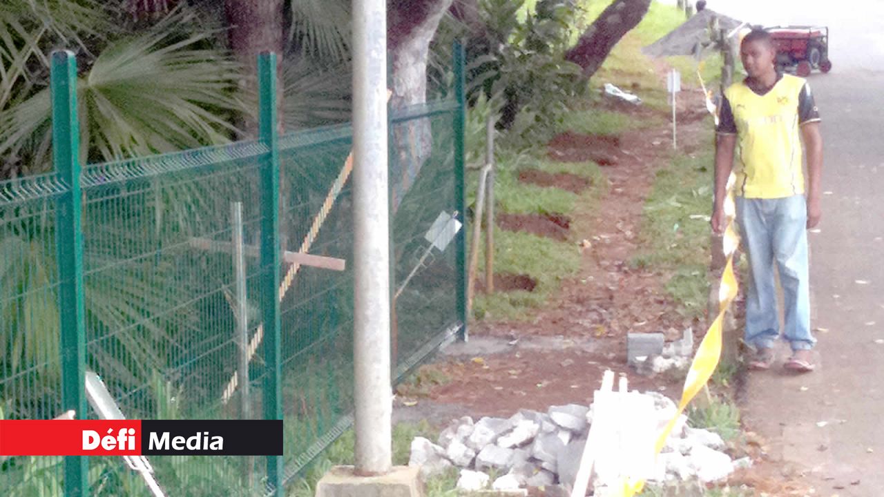 La mairie a fait ériger une clôture pour des raisons de sécurité.