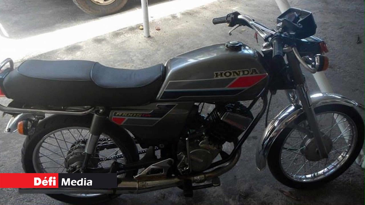 C’est sur cette Honda 100 CC que le jeune homme s’est lancé dans un slalom sur la plage publique.