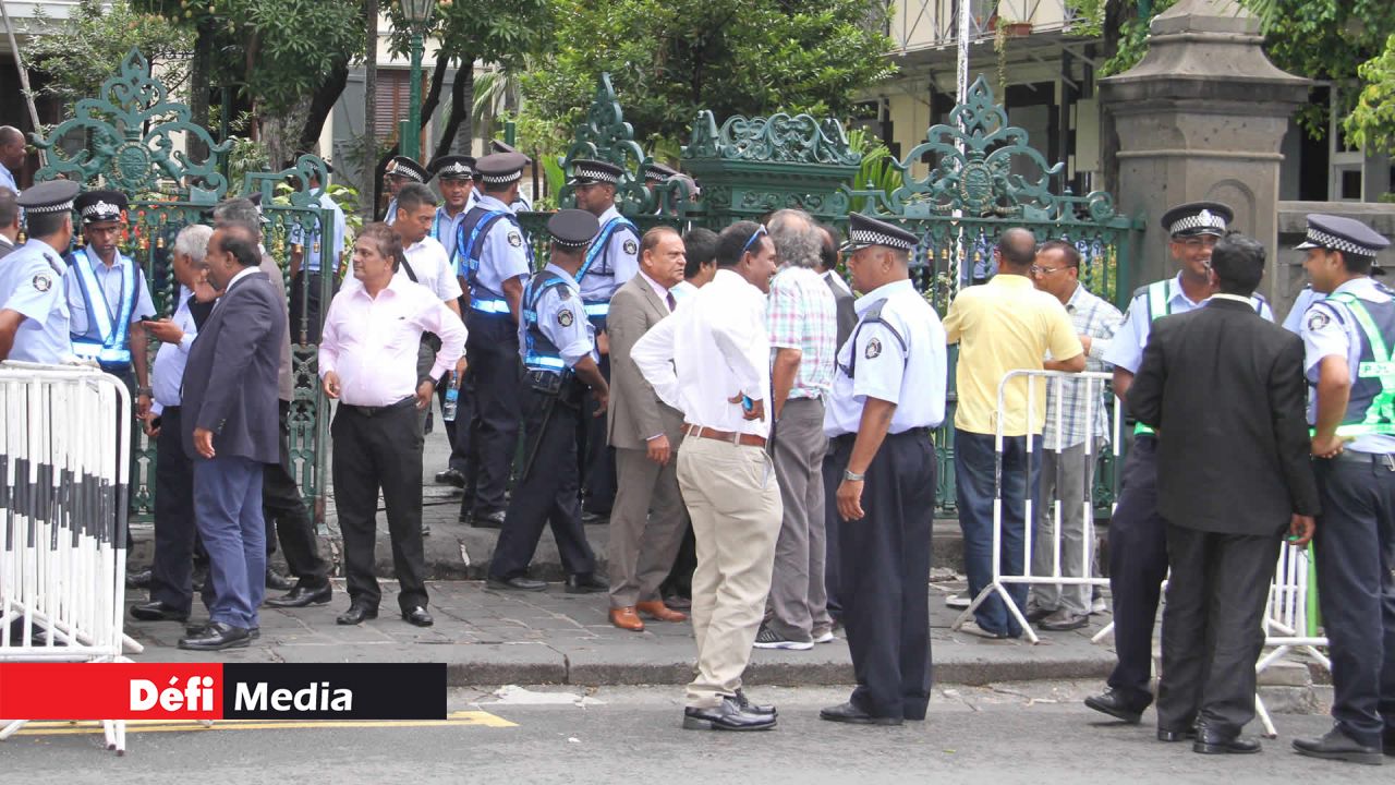Ambiance bon enfant à l’extérieur de la Cour.