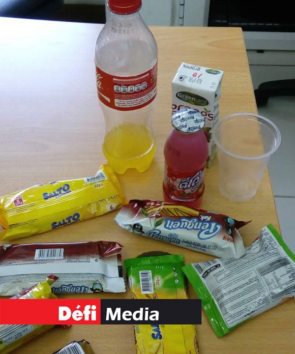 Voici ce que la nouvelle cantine propose aux enfants. Rien que des choses sucrées sous emballage plastique.