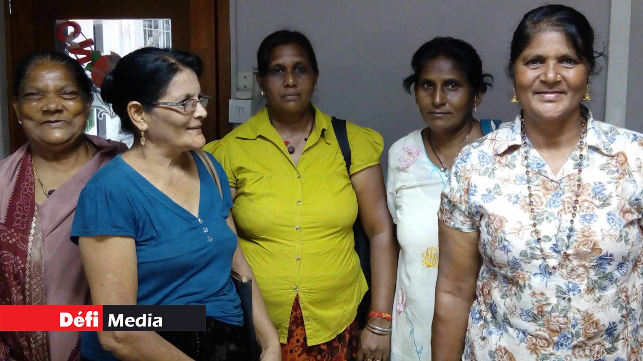 Malgré leur situation difficile, les dames tentent de garder le sourire.