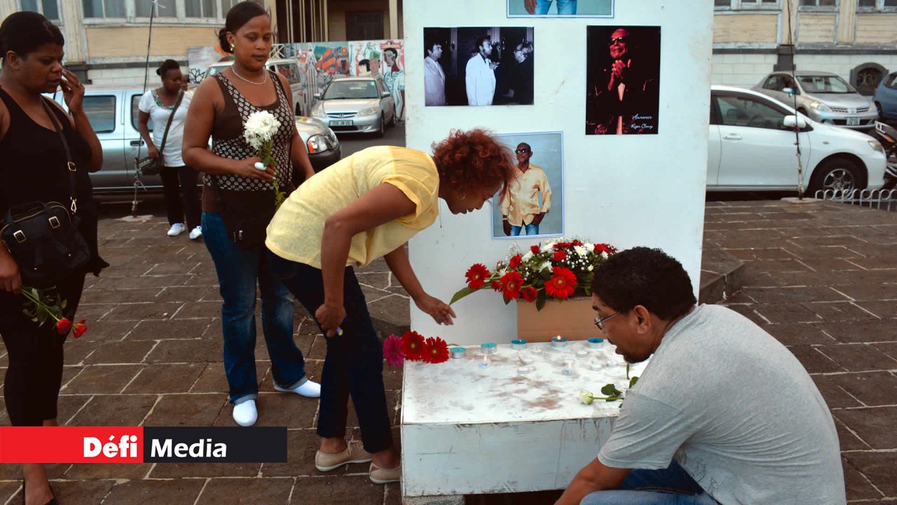 Sandra Mayotte et Gérard Louis rendant hommage à Roger Clency.