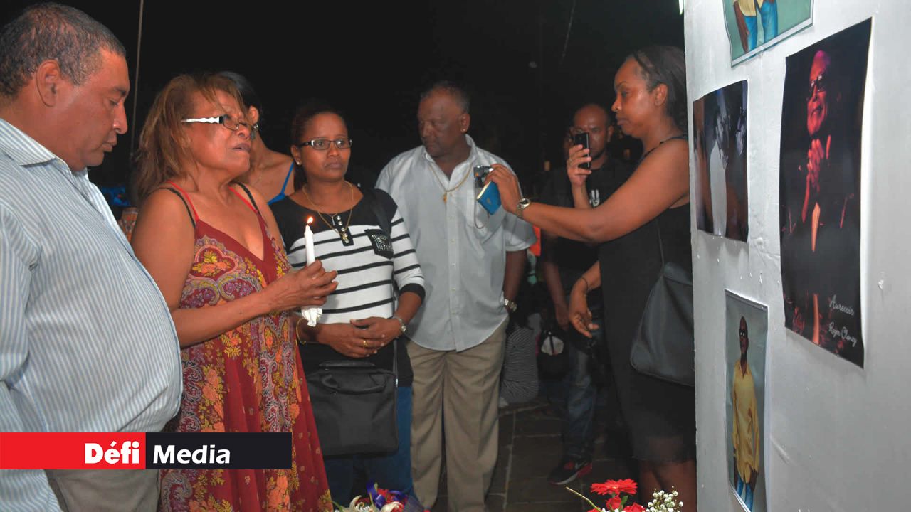 Marie-Josée se recueille devant l’autel aménagé en mémoire de Roger dans la cour du Plaza.