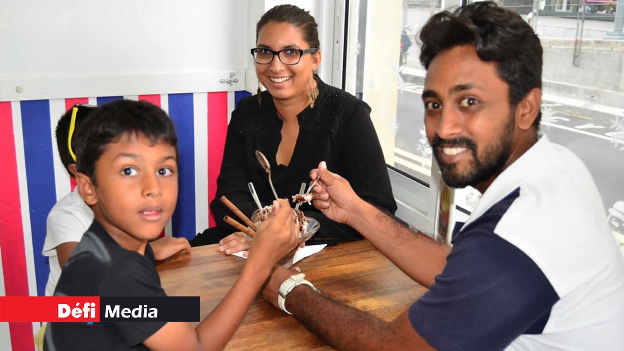 La famille Rawat dégustant un SnowFlake chez SnoWow.