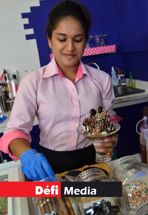 Farzanah Beekarree explique que les SnowFlakes, glaçon râpé à base de lait, sont les best-sellers.