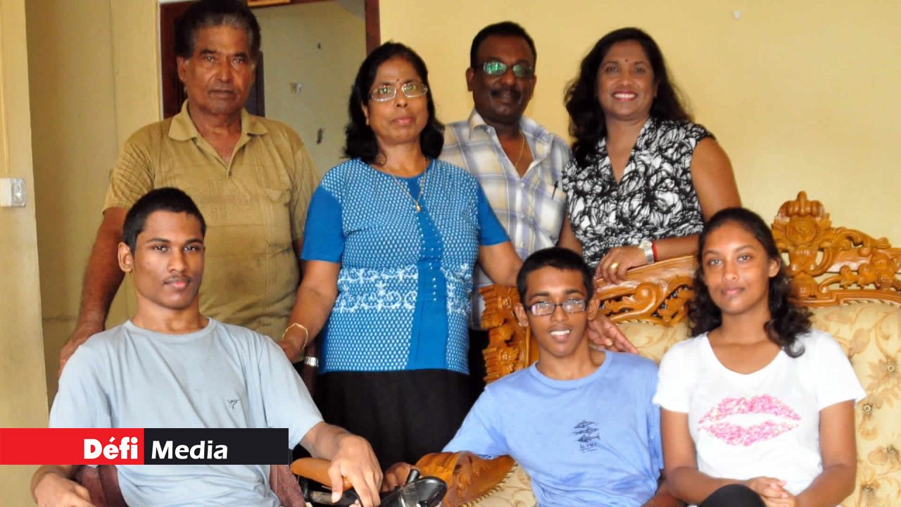 Alvyn, Vick et Ayushee, entourés de leurs parents Ganessen et Vega et leurs grands-parents Mani et Dassen.