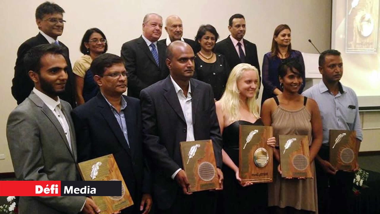 Photo souvenir des gagnants. Ils sont en compagnie de la présidente de la République, Ameenah Gurib-Fakim, des membres du jury, et du président du Media Trust, Lindsay Rivière