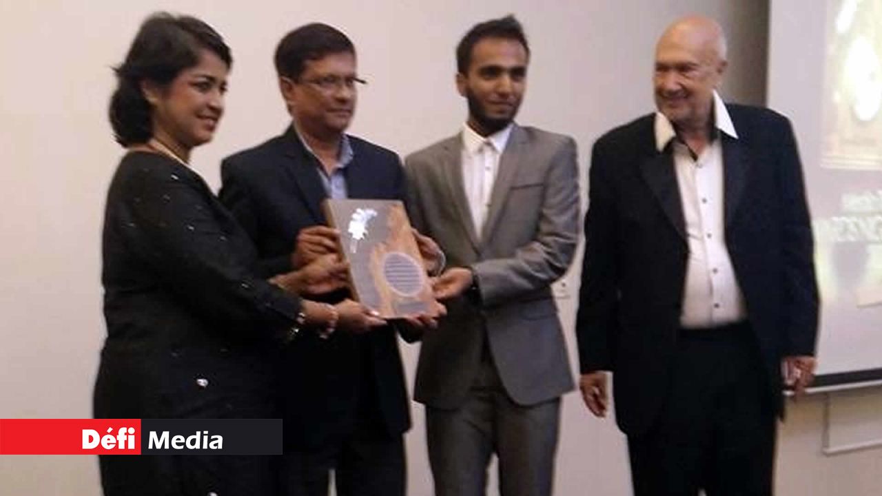 Eshan Dinally et Rizwan Khodabux recevant leur prix des mains de la présidente de la République Ameenah Gurib-Fakim