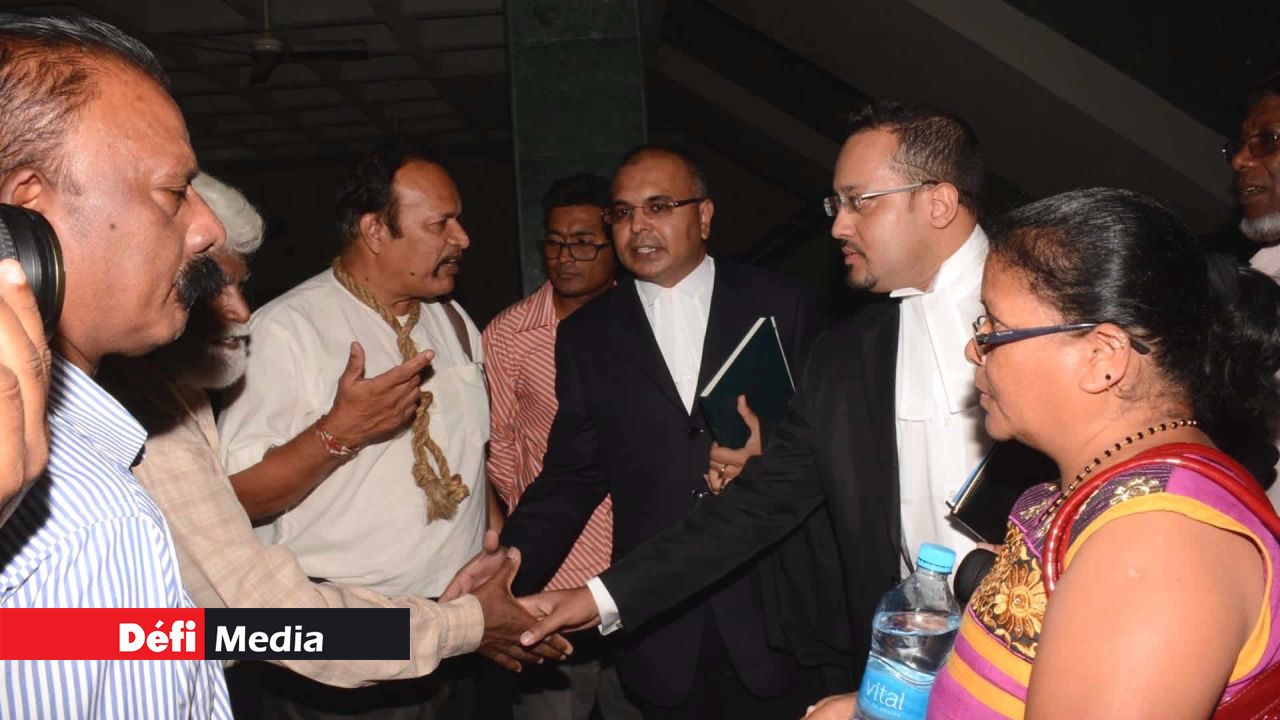 Des proches d’Ish Sookun en Cour en compagnie des avocats, Sanjeev Teeluckdharry et Eriksson Moneeapillay, et du travailleur social, Dr Maharajah Madhewoo
