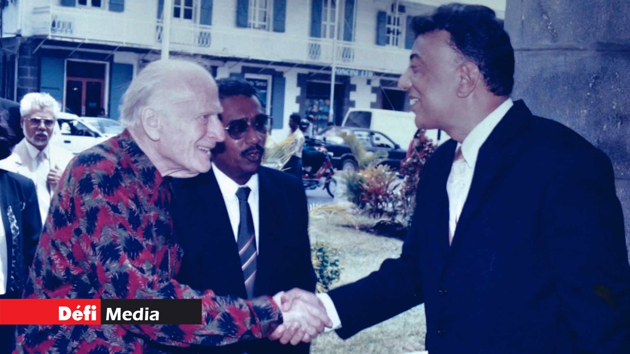 Jean Claude Caroopen accueillant le violoniste de réputation mondiale Yehudi Menuhin au théâtre de Port-Louis, quand il était membre de la commission s’occupant de la bibliothèque municipale et de la culture à la mairie.
