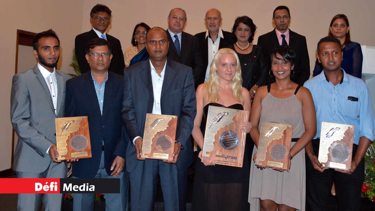 Les gagnants en compagnie du jury et de la présidente de la République.