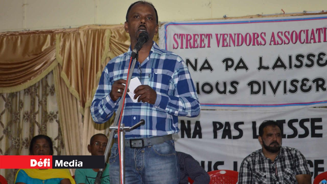 Archives. Hydar Ryman prenant la parole lors d'un rassemblement de la Street Vendors Association