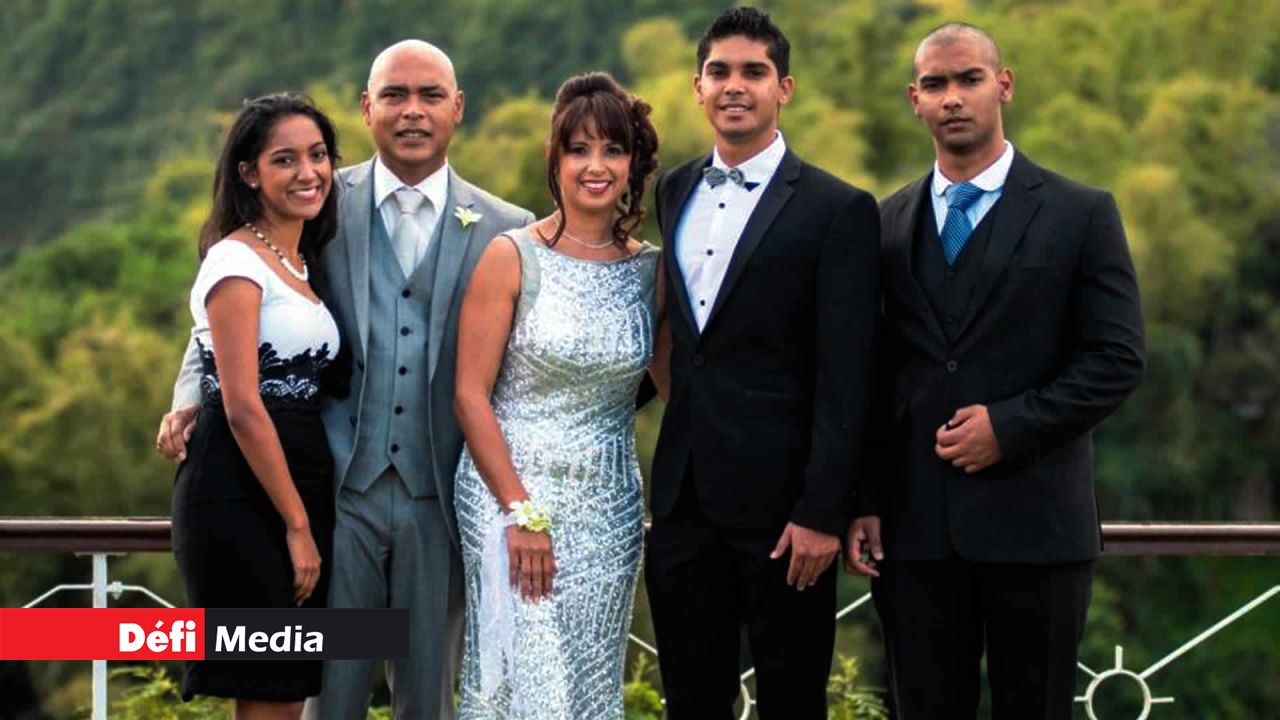 Photo de famille à l’occasion des 25 ans de mariage du couple Jeannot.