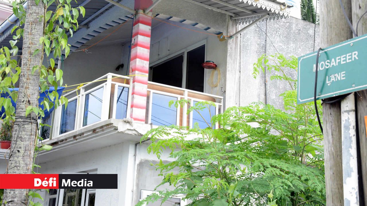 La terrasse où le corps sans vie de Kelveen a été rétrouvé.