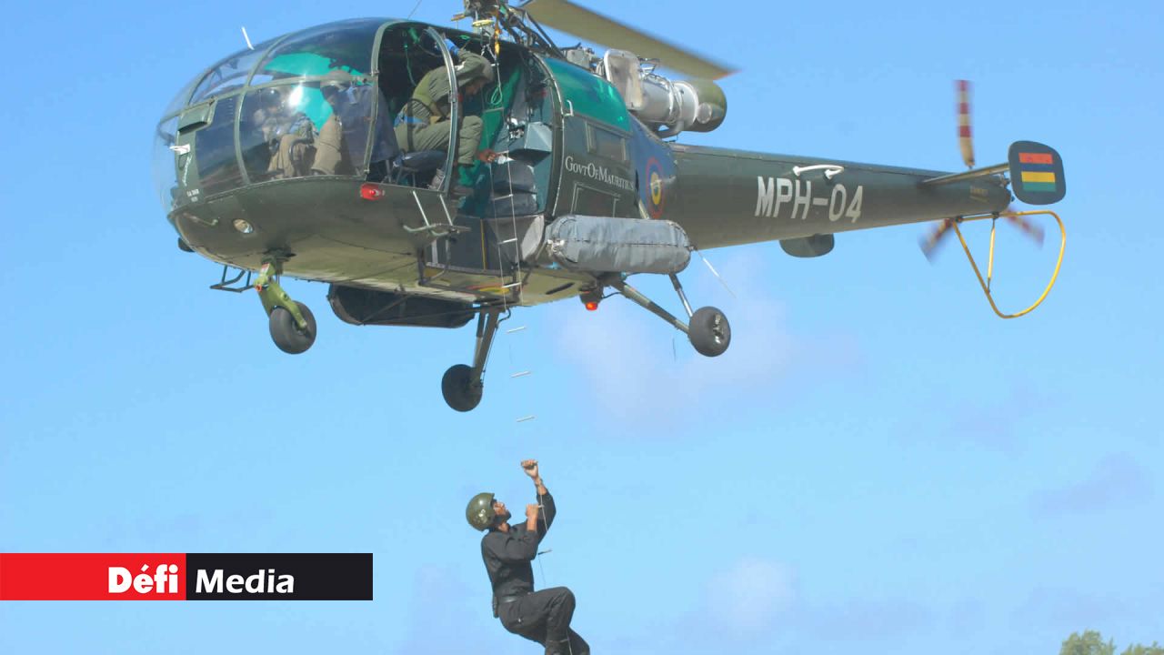 Le Police Helicopter Squadron dispose de cinq hélicoptères : trois Alouette III, un Fennec et un Dhruv, basés à l’aéroport de Sir Seewoosagur Ramgoolam à Plaisance.