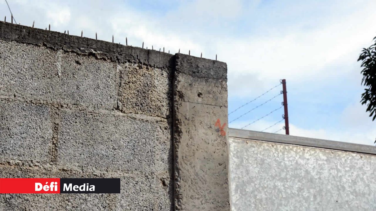 Au cours de cette opération un policier a été blessé en escaladant ce mur.