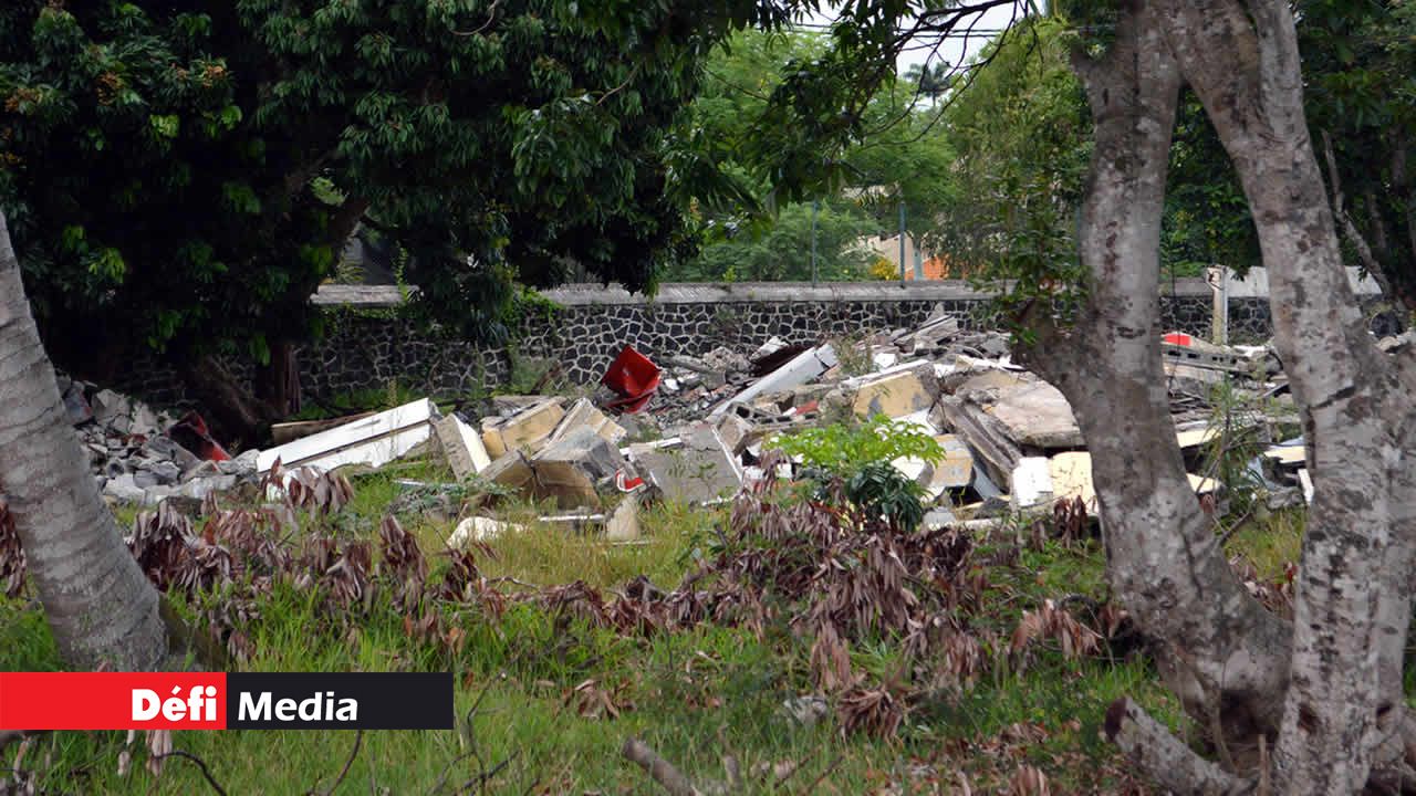 Le terrain laissé à l’abandon servirait de cachette aux voleurs.
