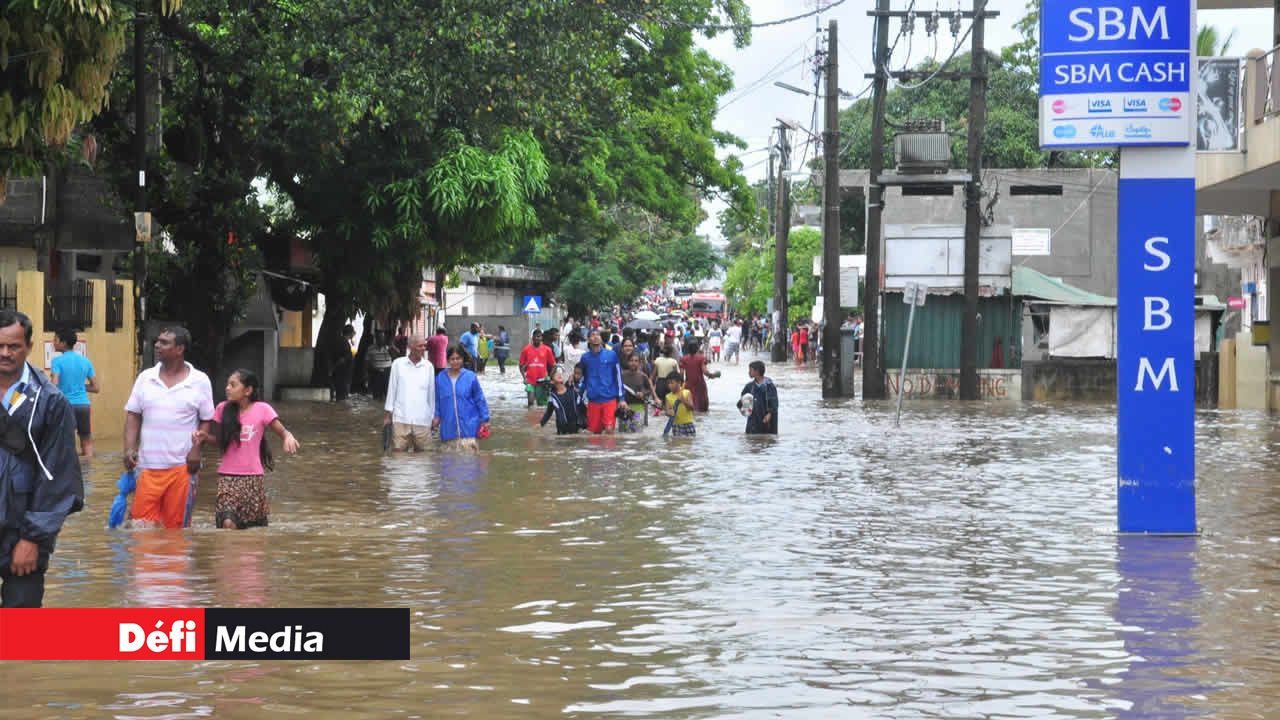 Les habitants de
Fond-du-Sac n’en reviennent pas de voir une telle accumulation d’eau dans le centre
du village.