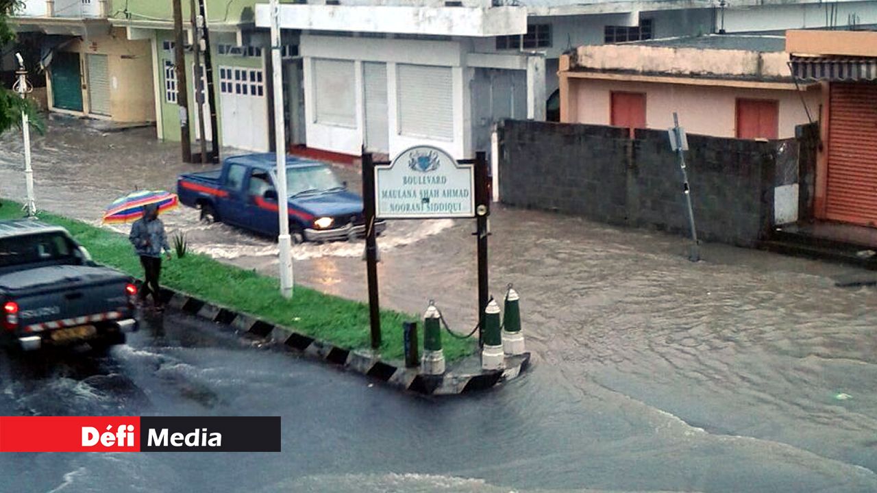 Une rue inondée à Vallée-Pitot, lors des récentes averses.