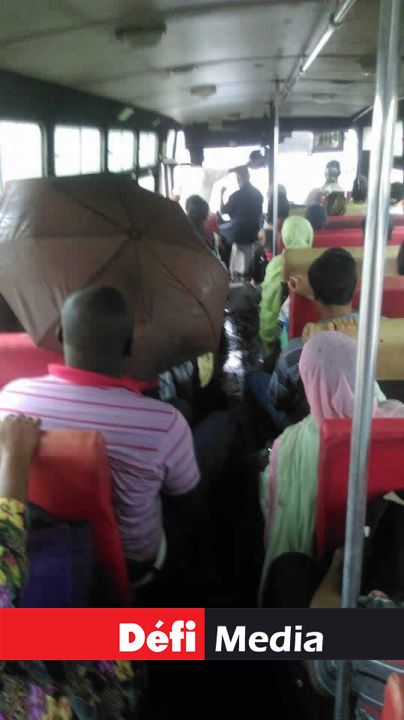 Situation particulière : ce passager a utilisé son parapluie dans le bus.