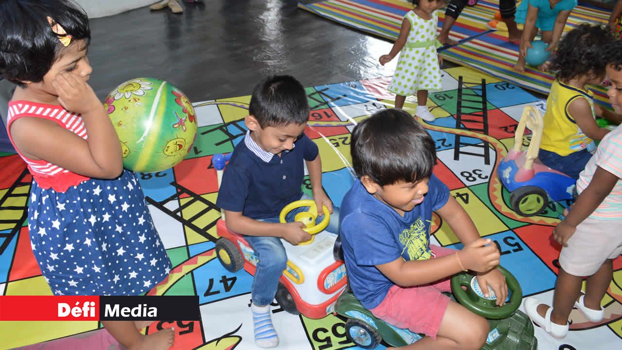 À la maternelle, les enfants s’adonnent désormais à des activités qui les incitent à utiliser tous leurs sens et à développer leur autonomie.