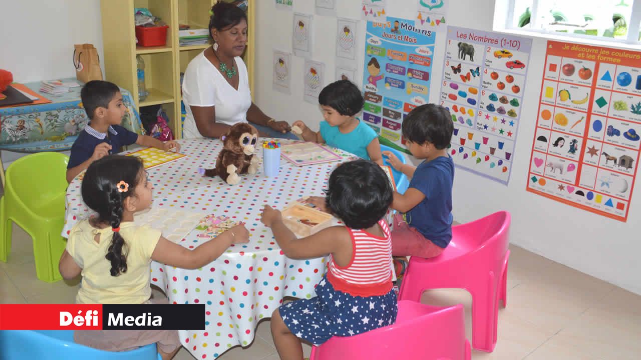 Marie Noelle Frontin aide ses élèves à reconnaître les formes.